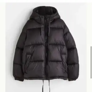 Säljer en svart pufferjacka med huva och dragkedja. Jackan har en oversized passform och är perfekt för vintern. Tryck INTE på köp direkt, hör av er först så kan priset diskuteras