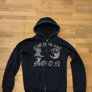 Svart hoodie  från Aim for the Moon - Snygg svart hoodie  Från Aim for the Moon säljer för 200kr helt ny utan prislapp använd 1 gång!!