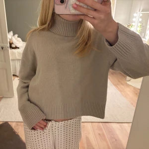 Beige stickad polotröja - Supersnygg och trendig!!! Bra skick och använd varsamt, lite nopprig