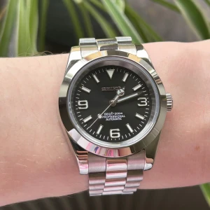 Seiko mod ”Explorer” 40mm - Säljer en Seiko explorer mod. Klockan har en svart urtavla med lysande visare och siffror. Drivs av ett nh38 urverk från seiko. Boetten (40mm brett) och armbandet är i silverfärgat stål. Vattentät upp till 100m så går att bada med utan några bekymmer. Lumen ser något grönare ut i verkligheten än på bild. Mejsel och klockkudde medföljer.                                                                          Skicka dm vid frågor eller prisförslag 😁📩