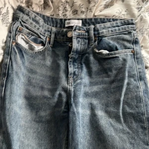 Blå jeans från Zara - Snygga blå jeans från Zara, storlek 36!! 