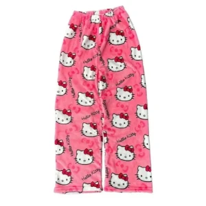 Rosa Hello Kitty byxor - Söta rosa byxor med Hello Kitty-motiv. Byxorna har ett lekfullt mönster med Hello Kittys ansikte och text. Perfekta för en avslappnad dag hemma.