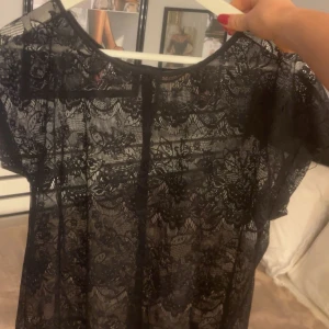 Svart spetstopp  - Säljer en elegant svart spetstopp med korta ärmar. Denna topp är nog den toppen jag fått mest komplimanger för :) 