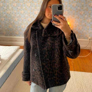 Leopardmönstrad kappa från Arket - Sjukt snygg och unik kappa från Arket, storlek 36 och knappt använd🐆Skriv privat för fler frågor eller bilder från hemsidan!💕