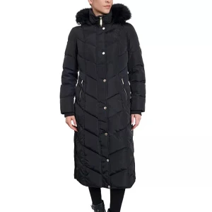 Ny Michael Kors dunjacka m fuskpälskrage - Helt ny svart lång svart dunjacka från Michael Kors med fuskpäls. Avtagbar huva. Taggar kvar. Stl L. Modellen på webb-bilden är ca 170 cm lång & bär storlek M. Ca 117 cm lång från mitten av ryggen till fållen. På bild jag tagit i spegel ser man att den är lång = varm. Jag är 165cm. Fler bilder finns. Köpte 2 kappor innan jul & har ännu ej använt denna, därav försäljning. Säljer till samma pris jag köpte den för i Miami, USA. (Eller högre bud) Finns på Hägerstensåsen. 🖤