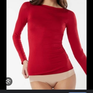 Röd långärmad Intimissmi - Snygg röd långärmad topp med tight passform. Perfekt för att lägga till en färgklick i garderoben. Enkel och stilren design som passar till många olika outfits.