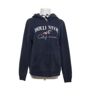 Hollister hoodie - mörkblå hoodie från Hollister, skriv för fler bilder🫶🏻
