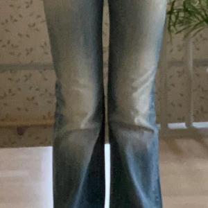 Blå jeans med slits från Jack & Jones - Snygga blå jeans från Jack & Jones med en cool slitsdetalj vid bensluten. Bootcut trend, lågmidjade 