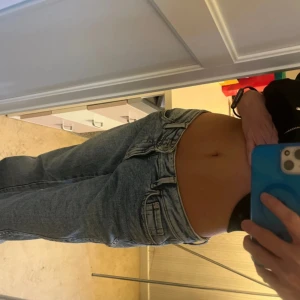 Gina tricot jeans XS/34 - Jättefina jeans som är för stora, kan passa storlek S/36! Öppen för byte av jeans i storlek XXS eller 158! Kan mötas upp i Stockholm🥰  Länk till byxan finns nedan!  https://www.ginatricot.com/se/klader/jeans/low-waist-jeans/twisted-bootcut-jeans-228395150?utm_source=adtraction_se&utm_medium=affiliate&utm_campaign=ShopForward+CSS+SE&utm_term=Comparison+shopping+service&at_gd=75CAE70710EB820C254EAC9B808B6AD028C31E85