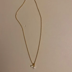 Halsband med sötvattenspärlor  - Trendigt  halsband i guldig nyans. Perfekt för att ge en touch av elegans till din outfit.