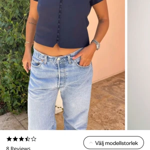 Day-to-day top Deep Blue Djerf Avenue. - Säljer day-to-day top i färgen Deep Blue i storlek M från Djerf Avenue. Jag är normalt en S och den passar fint . Nypris 1800kr.