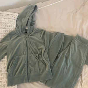 Gina tricot dress - Säljer ett set med gröna mjukisbyxor och en matchande hoodie. Perfekt för en avslappnad dag hemma. Byxorna saknar dessvärre sina snören men det påverkar inte dess funktion!💚 Koftan är i XS och byxorna i XXS!✨ priset är för båda och exkl. frakt, Djur & rökfritt hem!🪩