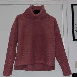 Rosa fleece polotröja från Everest - Rosa fluffig fleece tröja med hög krage från Everest. Perfekt nu i kylan💗