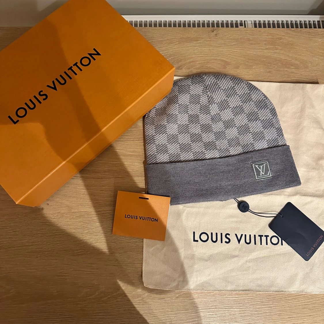 Grå rutig mössa  - 1