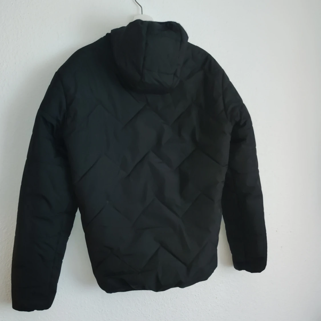 Svart jacka från Arctic North - 1