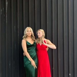 Grön långklänning från Windsor - Elegant grön långklänning från Windsor som jag hade på balen, den har smala axelband och en v-ringad design. Klänningen har en slits som ger en extra touch av stil. Perfekt för speciella tillfällen.