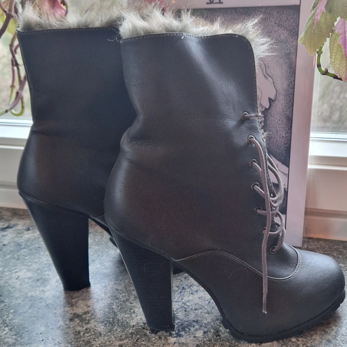 Gråa boots med pälsfoder och snörning - 1