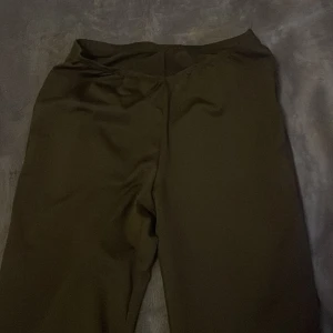 Svarta vida byxor - Snygga svarta byxor med en vid passform. Perfekta för en avslappnad stil. De har en hög midja som ger en bekväm och smickrande siluett.