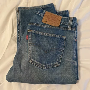 Levis 501 jeans - Klassisk supersnygga vintage Levis 501! Dom har sjukt slitage utan att det finns några defekter för funktion (inga hål i fickor eller liknande). Storlek 31/32 passar folk som är 180 ungefär.
