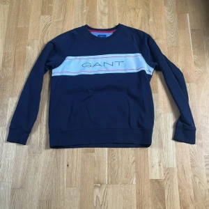 Mörkblå sweatshirt från GANT - Säljer en stilren mörkblå sweatshirt från GANT. Tröjan är i bra skick, säljes på grund av att den inte passar längre. Tveka inte på att höra av er!🙂