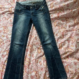 Blå jeans från authentic style - super fina bootcut/flare jeans med coola detaljer som tyvärr inte kommer till användning:(. dom är lite för korta för mig som är 180cm . Står XL men passar M
