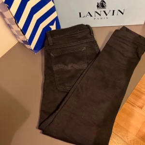 Nudie Jeans - Hej!😇 Säljer snygga jeans från Nudie, skick 9/10 med klassisk femficksdesign och knappgylf. Perfekta för en stilren look. Passar bra till både vardag och mer uppklädda tillfällen. Storlek 31/32 passar 180/170 och 50/60 kg vikt