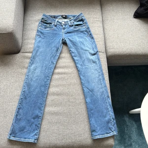 Blå jeans från LTB - Snygga blå jeans från LTB som tyvärr inte kommer till användning längre. Sparsamt använda så inga defteker🩷