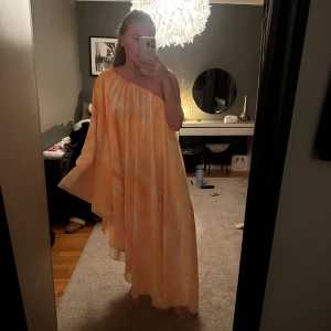 Nakd klänning  - Super fin klänning från nakd med one sleeve 