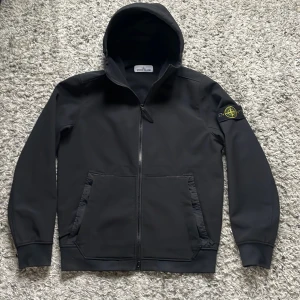 Svart jacka från Stone Island - Säljer en stilren svart jacka från Stone Island med huva och dragkedja. Det är en soft Shell R jacka i mycket bra skick. 