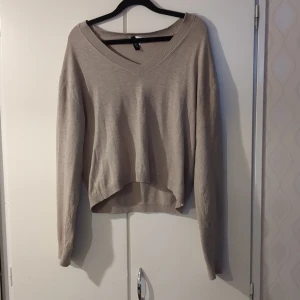 Beige tröja från H&M Divided - Ny från h&m använd fåtal gånger:) mjuk och skön, inte genomskinlig! Fin passform