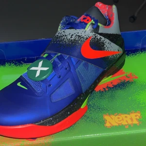 Kd 4 ”nerf” storlek 43 - Kd 4 använda få gånger. Säljer eftersom den var för små för mig. Köpta för 2 veckor sedan på stockx 