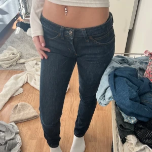 Mörkblå jeans med låg midja - Snygga mörkblå jeans med låg midja som sitter ganska tajt! Märket på jeansen är Wrangler och de är i storlek W26 L32, priset är 250kr 😊