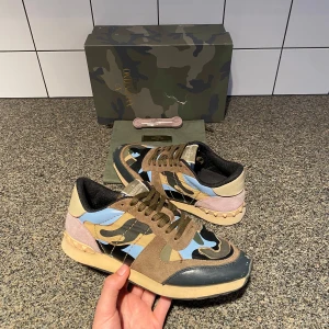 Valentino Rockrunners - Säljer dessa feta valentino rockrunners i storlek 40. De har en unik och väldigt snygg färg som kommer passa perfekt till våren🙌Nypris 7000, mitt pris är endast 1599🤯. Box dust bag och extra snören med kommer vid köp🤝. Hör av er vid minsta lilla fundering eller fråga💯🤝