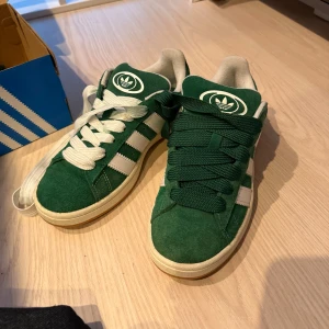ADIDAS CAMPUS 00s - Gröna adidas campus 00s. Köpta på Plick men var tyvärr för små för mig så skickar vidare. 