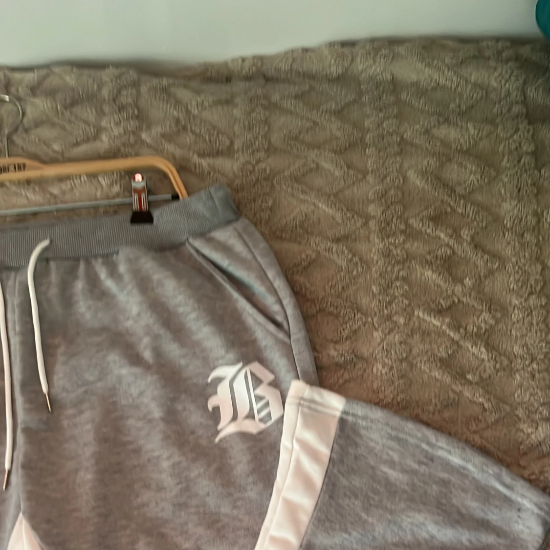 Grå mjukisbyxor med vit detalj - 2