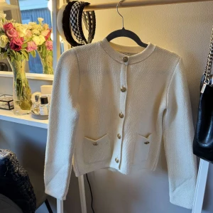 Vit kofta från Zara - Jätte elegant kofta från Zara💕 