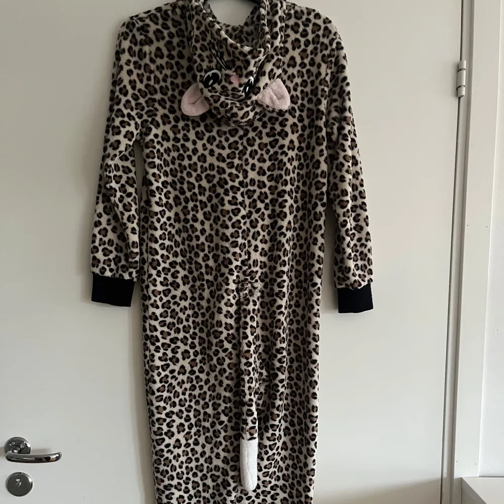 Leopard onpiace som har används mycket genom åren men som tyvärr inte passar längre . Perfekt för att mysa framför teven . Hupparit & Collegepaidat.