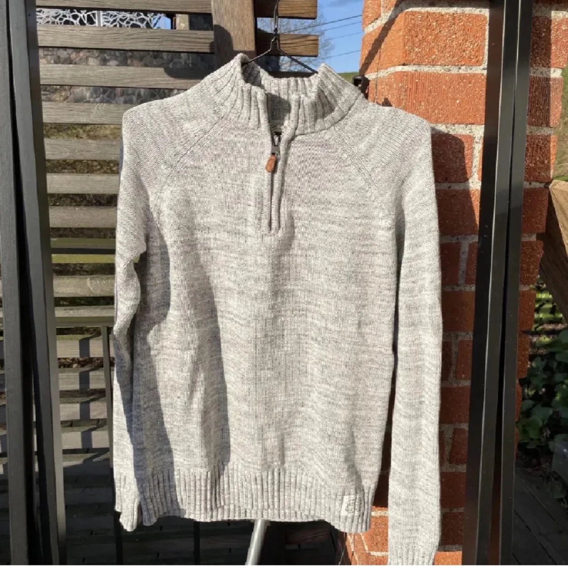 Grå stickad tröja från L.O.G.G.