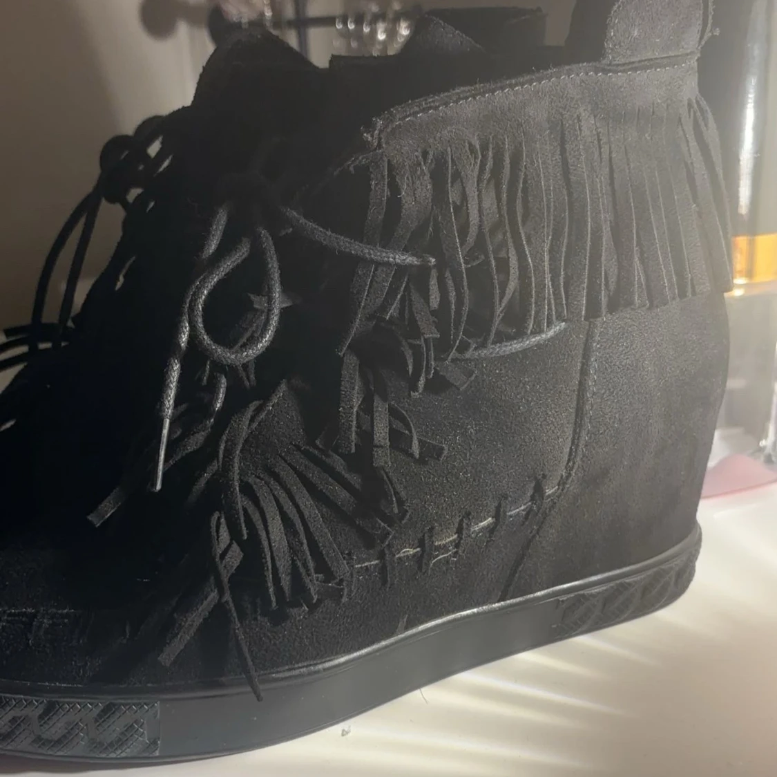 Svarta mocka sneakers med fransar - 2