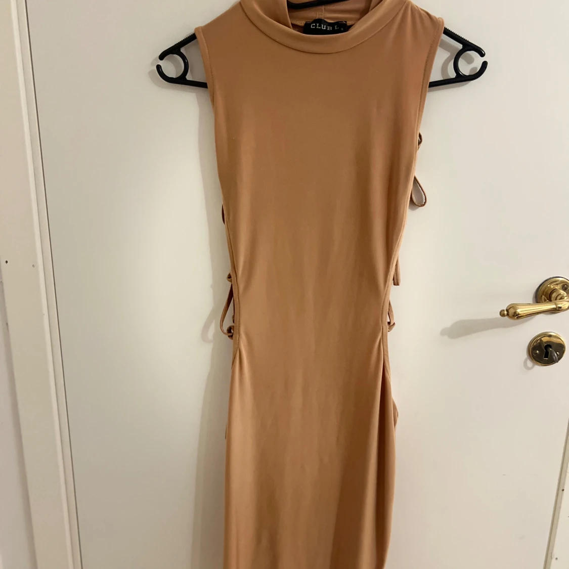 Beige ärmlös klänning med snörning på sidorna