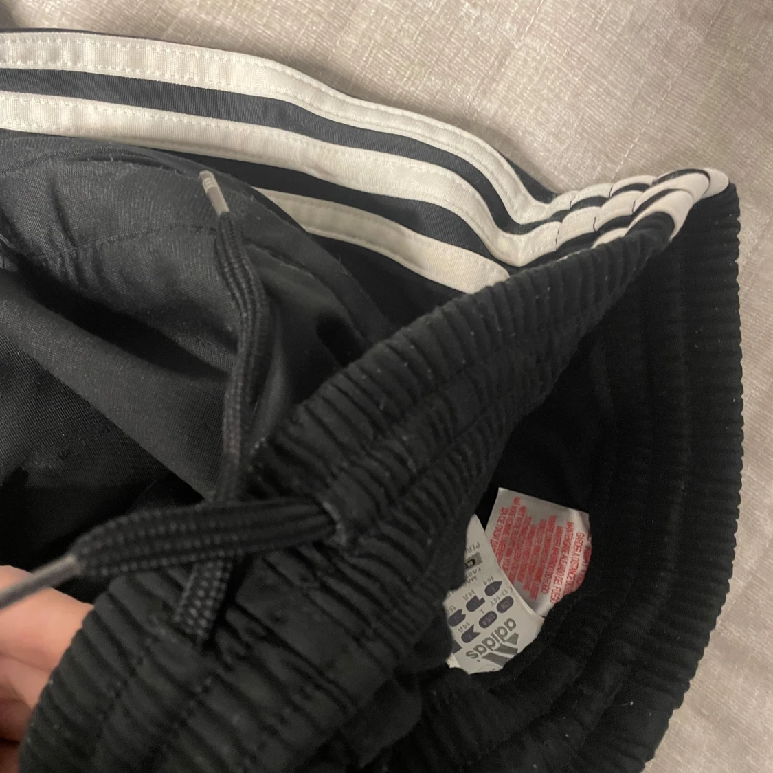 Svarta adidas byxor - 3