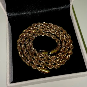 Guldfärgat halsband från Guldfynd - Elegant halsband med tvinnad design. Perfekt för att ge en lyxig touch till din stil. Levereras i en snygg presentask.