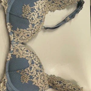 Blå bh från Intimissmi  - Superfin blå bh från Intimissmi. Använd enstaka gånger men tyvärr fått två fläckar på insidan🤍. 