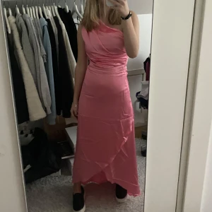 Rosa oneshoulder klänning - Jättefin rosa oneshoulder klänning i den perfekta rosa färgen, perfekt för balen eller till sommaren💕Storlek 36 men passar 34 med. Använd 1 gång. Sitter perfekt i längden för mig som är 160cm. 