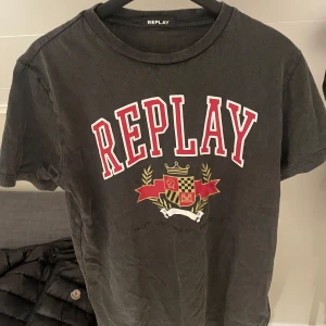 Svart t-shirt från Replay - Säljer en svart t-shirt från Replay med ett tryck framtill. !ÄKTA! Säljer på grund av fel still. Billigare vid snabb och smidig affär🤝🏻