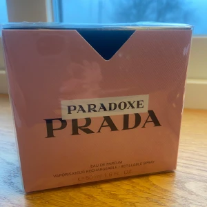 Prada paradox - Helt ny och oöppnad Prada paradox parfym. Väldigt härlig doft som är mycket populär. 50ml ❤️Köpt från parfym.se för 1500kr