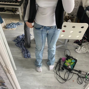 lager 157 paris jeans - säljer dessa jeans ifrån lager 157 modellen PARIS som inte säljs längre, köpt i somras och andvända men fint skick, dem är lite upptrampade och slitna nere vid fötterna då dem är för lång på mig (1,62) därav priset. hör av er vid frågor, dem är i storlek S full length (PRUTA GÄRNA!!) andvänd instabox 