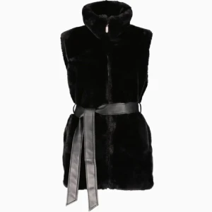 Pälsväst med bälte - Snygg svart helt ny väst med fuskpäls från Amisu med ett elegant bälte i midjan. Storlek XS men passar även S. Västen har en stilren design och är perfekt för att hålla sig varm och trendig. Passar utmärkt för kyligare dagar. 