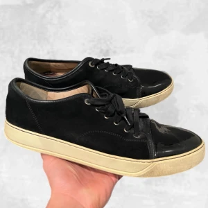 Lanvin skor svarta - Säljer ett par Lanvins i UK 11 dvs = EU 45. Skorna har 2 tydliga defekter som bör åtgäras. 1, innersulan bör bytas ut då dom nuvarande är helt slut. 2, sulan under skon har fått sig snytingar så att lösa det hade ju vart en rimlig grej för kosmetiska skäl. Kostnad för att lösa dehär själv ligger på 300 spänn ish. Se sista 2 bilder för defekterna! Annars har du dig ett par fina Lanvins! Dom är givetvis äkta, kvitto har jag via mail som man kan få se givetvis. Mvh Oliver.