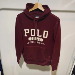 Polo Ralph lauren hoddie - Säljer nu denna sjukt snygga polo Ralph lauren hoddie i storlek xs nypris ligger runt 1900kr Skick 9/10 endast använd 1 gång Pris 850kr